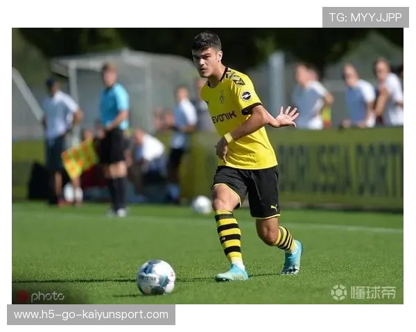 多特雷纳连续脚后跟相互配合完成小范围破门：足球技艺的巅峰展现